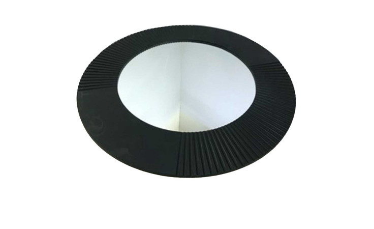 Ein schwarzer runder Spiegel 48 cm mit geriffeltem Rand und weißer Mitte, perfekt als modernes Dekorationselement.