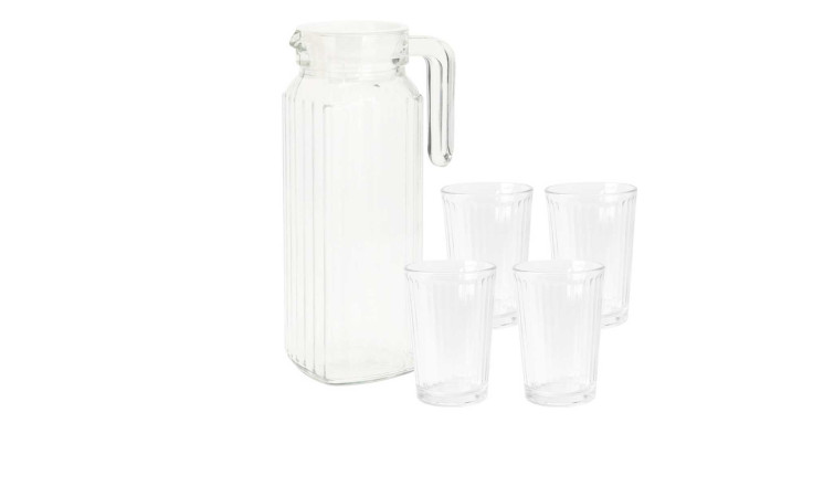 Das Trinkglas-Set 5-tlg. mit Krug und vier Gläsern ist eine stilvolle Dekoration auf weißem Hintergrund.