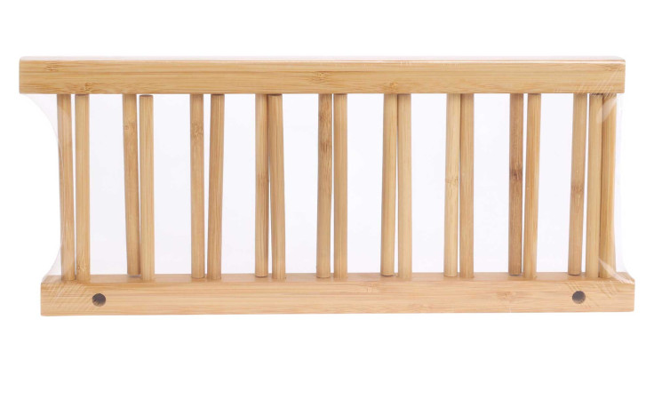 Der Tellerhalter 34 x 12 cm ist ein Bambusregal mit vertikalen Lamellen, ideal für stilvolle Dekoration oder zum Ordnen von Gegenständen.