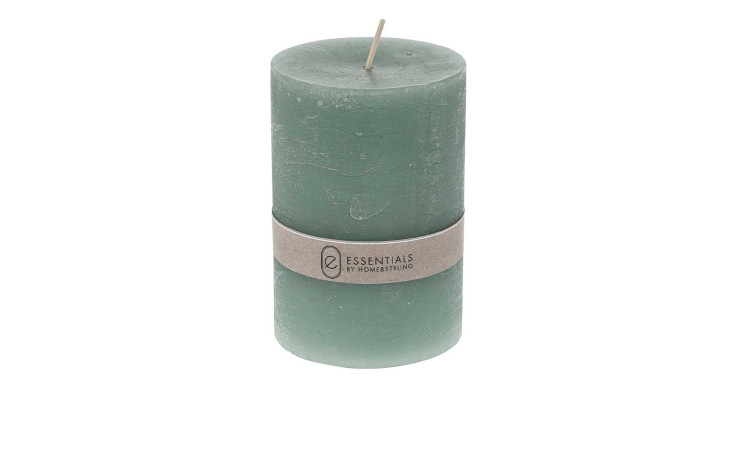 Die Kerze 7 x 10 cm ist eine grüne Stumpenkerze mit Docht und braunem Papierband, ideal als Dekoration bei Homeasthetic.