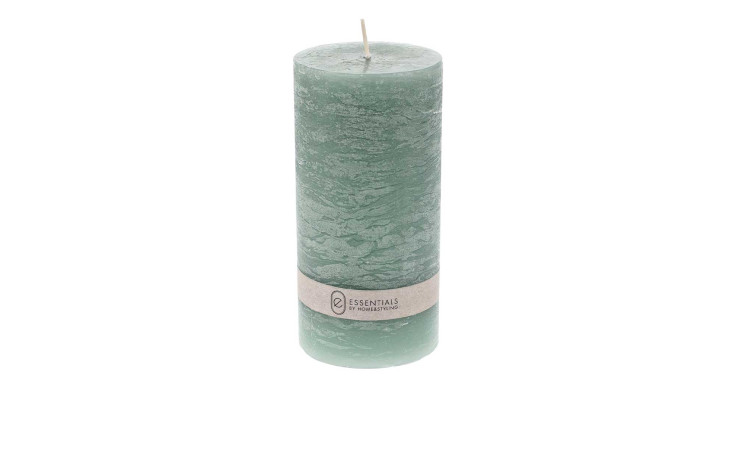 Die Kerze 7 x 14 cm ist eine grün strukturierte Stumpenkerze mit Docht und beigem Etikett, perfekt für die Dekoration.