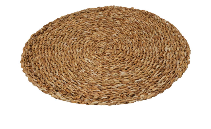 Ein rundgewebtes Platzset 37 cm aus Naturfaser-ideal für einen braunen Tisch-auf weißem Hintergrund.