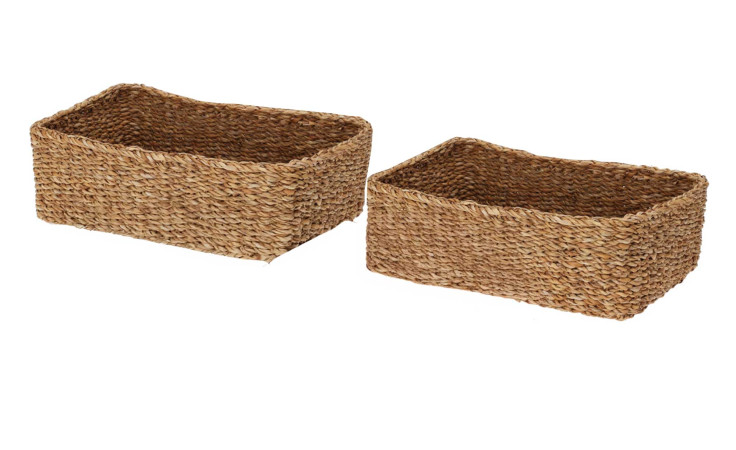 Zwei Korb 2er-Set 36 cm Weidenkörbe, Natur Braun, nebeneinander auf einem weißen Hintergrund.