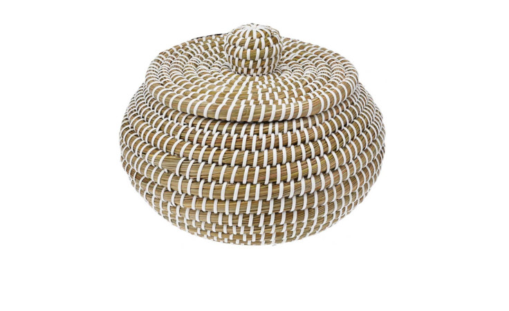 Der Korb 20 x 15 cm in Natur Braun ist ein runder, geflochtener Korb mit Deckel - perfekt für stilvolle Dekoration oder praktische Aufbewahrung.
