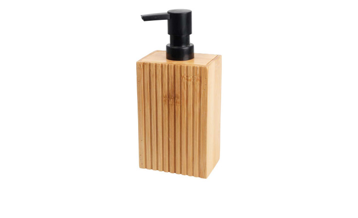 Seifenspender 280 ml, rechteckiger Bambus in holzfarben mit vertikalen Rillen und schwarzer Pumpe, isoliert auf weiß.
