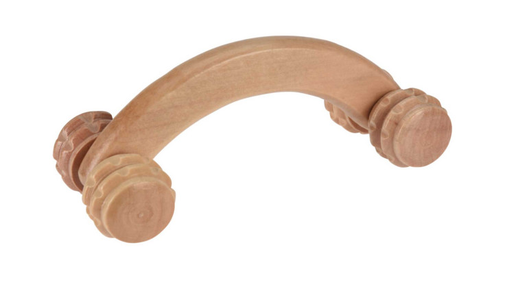 Massagerolle aus Holz mit vier Knäufen und gebogenem Griff in natürlichen Holztönen, freigestellt.