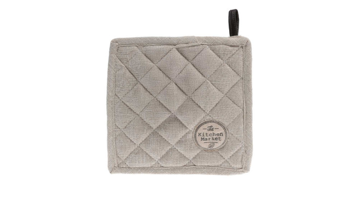 Ein beiger Topflappen 20 x 20 cm aus Baumwolle mit Schlaufe und rundem Kitchen Market Logo in der Ecke.