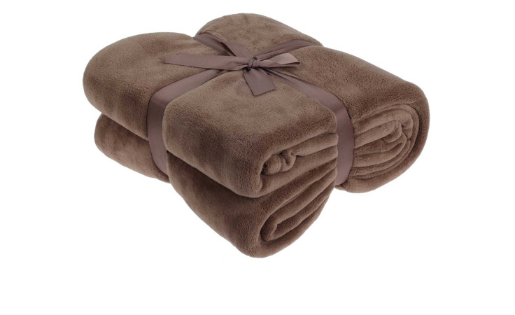 Eine taupefarbene Fleecedecke 180 x 230 cm, gefaltet mit einem Band, ruht auf einem weißen Hintergrund.
