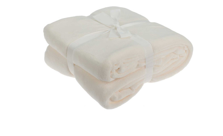 Zwei gefaltete Fleecedecke 180 x 230 cm, cremefarben und mit einem weißen Band gebunden, isoliert auf weißem Hintergrund.