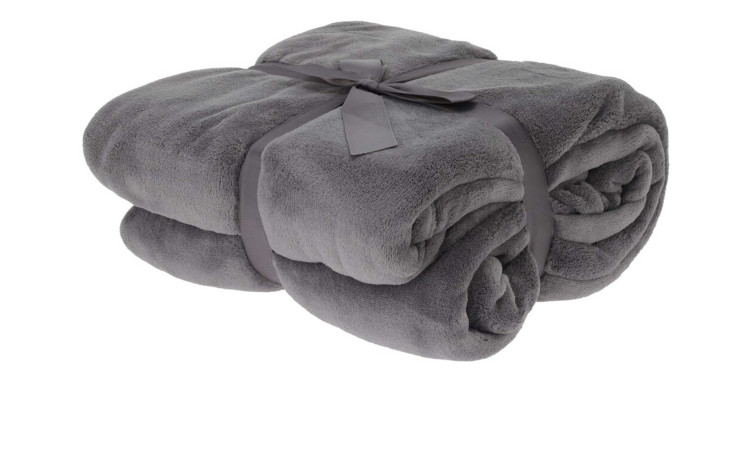 Eine gefaltete graue Fleecedecke 180 x 230 cm mit passender Schleife auf weißem Hintergrund.