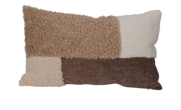 Kissen 30 x 50 cm mit vier strukturierten Stoffflicken in creme, hellbraun, braun und gebrochen weiß auf weißem Hintergrund.