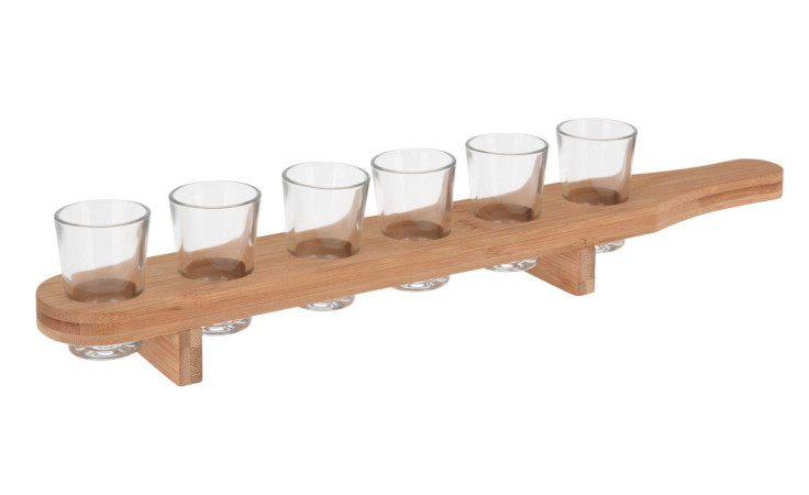 Das Schnapsgläser-Set 7 tlg. hat sechs klare Schnapsgläser auf einem Holztablett mit Griffen und zwei kleinen Holzständern.