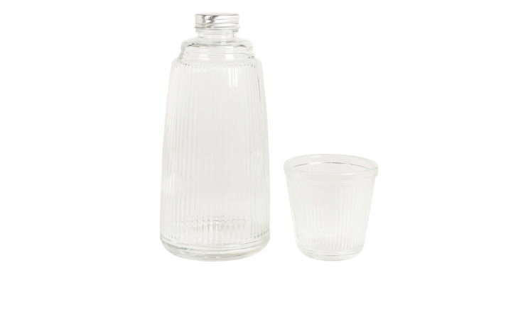 Eine Flasche mit Trinkglas, bestehend aus einer gerippten Flasche und einem passenden leeren Glas auf weißem Hintergrund.