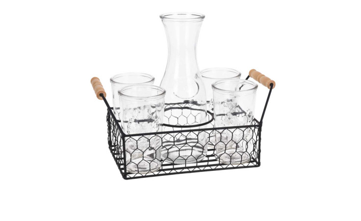 Das Trinkglas-Set im Korb 6 tlg. enthält einen Drahtkorb mit Holzgriffen, eine Karaffe und vier Gläser.