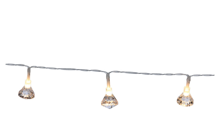 Lichterkette Diamant: Lichterkette aus drei kristallförmigen Lichtern mit Batterien, die auf einem weißen Hintergrund leuchten.