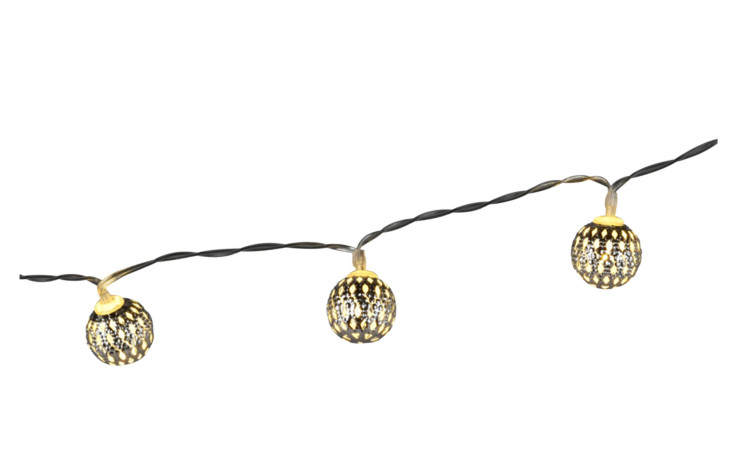 Drei Lichterkette Metallkugeln 30 cm Goldkäfig Lichterkette hängen von einem verdrillten schwarzen Draht auf einem weißen Hintergrund.