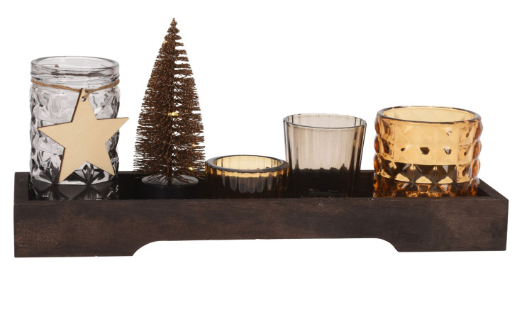 Ein Teelichthalter-Set von Braun Dekoration mit einem kleinen Weihnachtsbaum und einem Glas mit einem hölzernen Stern-Ornament.