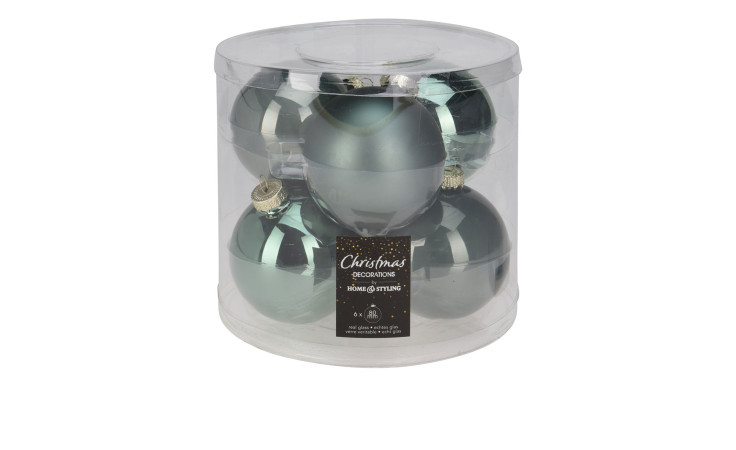 Ein klarer Kunststoffbehälter enthält sechs glänzende grüne Weihnachtskugeln Set 6 Stk. Weihnachtskugeln mit einem schwarz-goldenen Etikett.