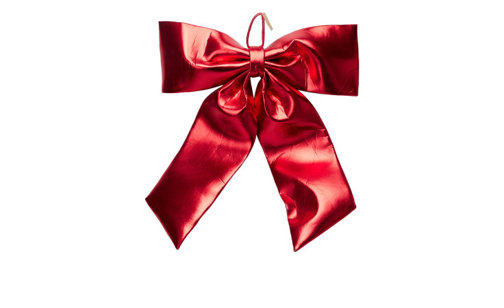 Glänzende dunkelrot-metallic Dekoschleife 68 x 80 cm mit zwei langen Bandschleifen auf weißem Hintergrund.