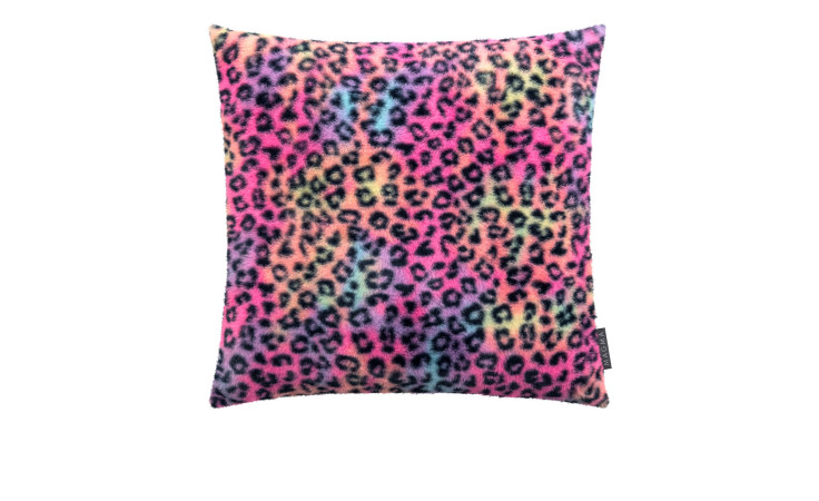 Kissenhülle Flashy 50x50 cm aus Synthetikfaser mit buntem Leopardenmuster auf weißem Hintergrund.