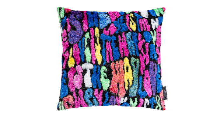 Quadratische Kissenhülle Iggy 40x40 cm mit einem bunten, abstrakten Fuzzy-Muster aus Kunstfaser.