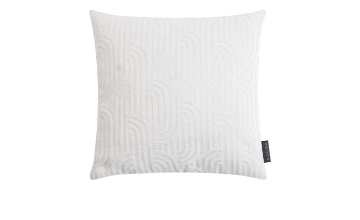 Weiße rechteckige Kissenhülle Jaira 40x40 cm mit dezentem geometrischen Muster und kleinem schwarzen Anhänger auf dem Deckel.