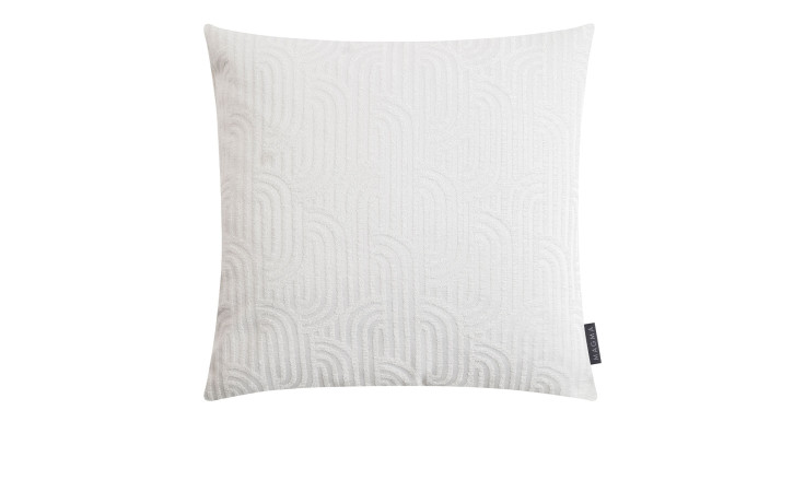 Kissenhülle Jaira 50x50 cm: Weißer Jacquard-Kissenbezug mit dezentem geometrischem Muster, aus weicher Kunstfaser.