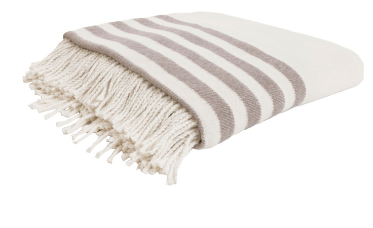 Plaid Sela 150 x 200 cm, eine gefaltete Jacquard-Decke mit cremefarbenen und taupefarbenen Streifen und Fransen an den Rändern, auf weißem Hintergrund.