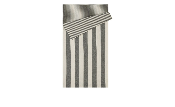 Ein gefalteter Wendetischläufer Vito 40 x 160 cm mit schwarzen und weißen Streifen und einer blau akzentuierten Ecke.