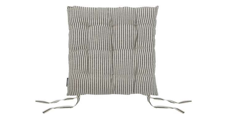 Das "Stuhlkissen Oslo 40 x 40 cm" ist ein grau-weiß gestreiftes, getuftetes Sitzkissen mit Eckbändern.