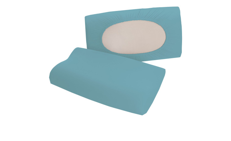 Zwei petrolblaue Kissen: eine Jersey-Kissenhülle Petrol, ein ergonomisch geformtes, ovales orthopädisches Mischgewebe-Kissen.