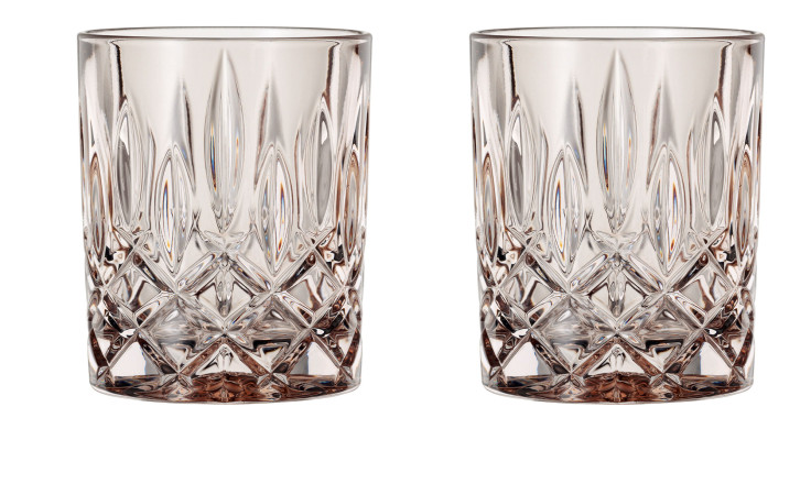 Das Whiskyglas-Set Noblesse 2-tlg. besteht aus zwei eleganten Gläsern, ideal für eine stilvolle Dekoration auf weißem Hintergrund.