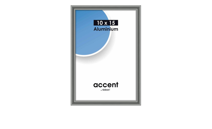 Ein silberner Nielsen Bilderrahmen Accent 10 x 15 cm aus Aluminium mit Glas.