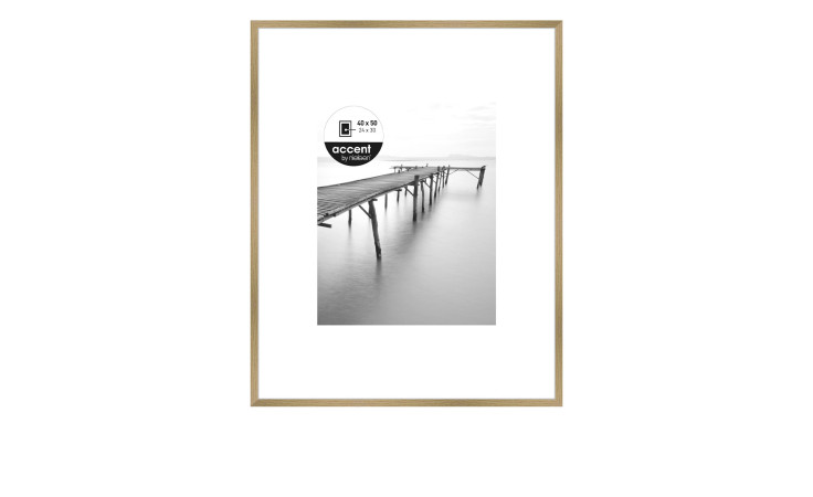 Bilderrahmen Aura 40 x 50 cm mit einem holzfarbenen Holzbilderrahmen und transparentem Glas.