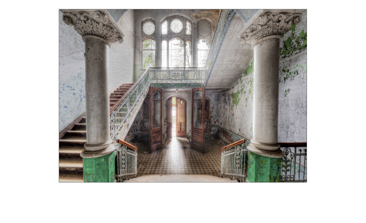 Alubild Mystic Corridor 70 x 100 cm, altes Gebäude von Innen