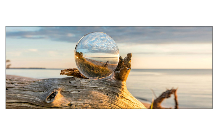 Glasbild Drop on Wood 30 x 80 cm, Glaskugel am Strand