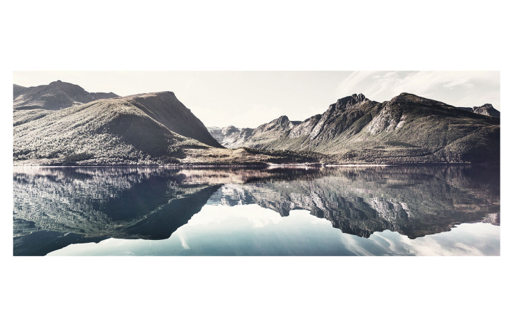 Glasbild Nordic Lake 30 x 80 cm Berglandschaft mit einem See