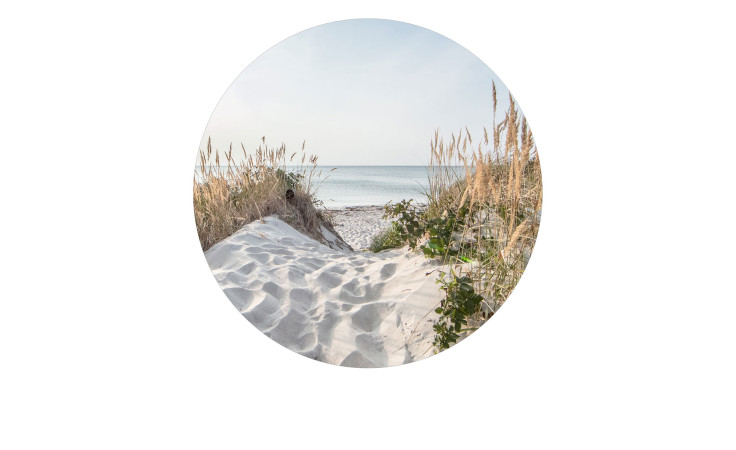 Glasbild Sunrise mit 30 cm Durchmesser. Glasbild mit dem Thema - Sonnenaufgang am Strand.