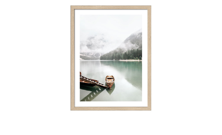 Pro-Art Rahmenbild Bootsfahrt auf Bergsee 33x43 cm: zwei Boote auf ruhigem See, Berge und Bäume im Hintergrund.