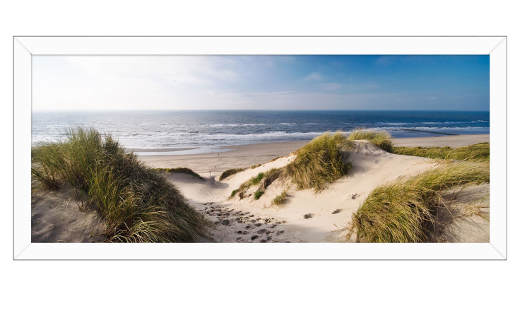 Sanddünen mit Gras überblicken einen bunten Strand und ruhiges Meer unter blauem Himmel, gerahmt mit Pro-Art Sea View 60x130 cm.