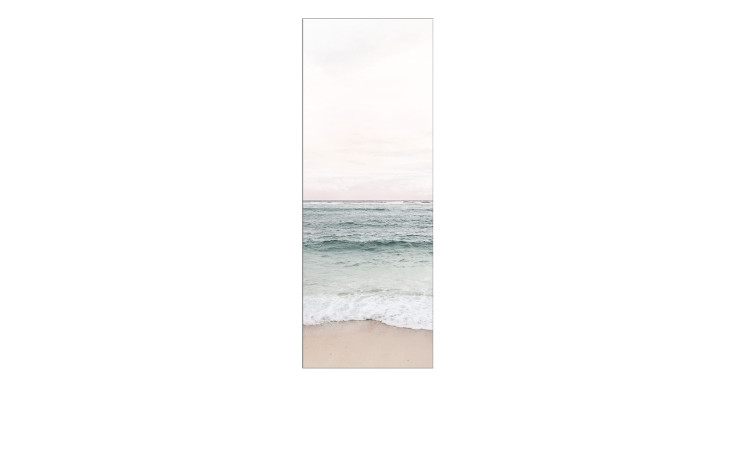 Das Pro-Art Leinwandbild Sea Weaves 30 x 80 cm zeigt sanfte Meereswellen an einem Sandstrand unter einem bewölkten Himmel.