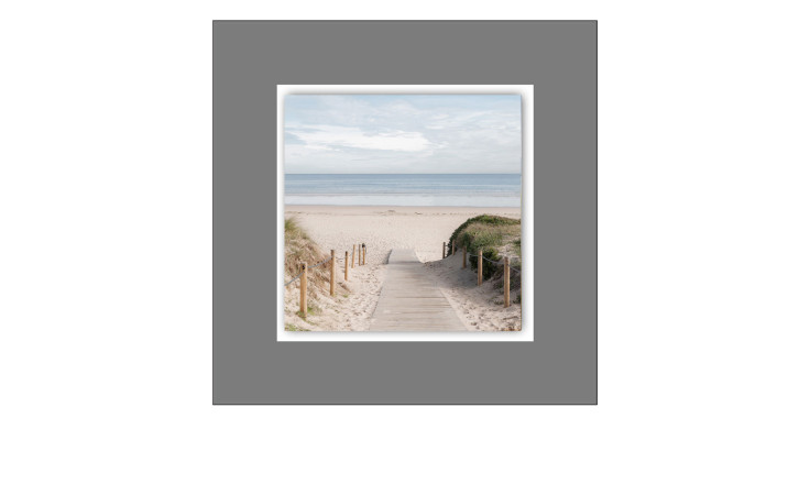 Das Alubild Beach 50 x 50 cm von Pro-Art zeigt einen Gehweg mit Metallakzenten, der zu einem ruhigen, bewölkten Strand führt.