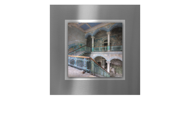 Pro-Art Alubild Verlorenes Foyer 50x50 cm: Gerahmtes Foto eines großen, verfallenden Treppenhauses auf einer mehrfarbigen Metallplatte.