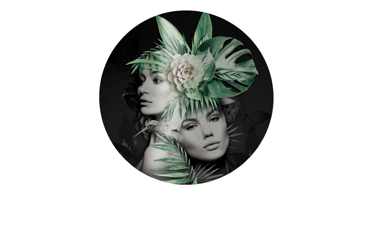Zwei weibliche Gesichter in Graustufen mit tropischen Blättern und einer weißen Blume bilden die Pro-Art Alubild Woman & Plants 100 cm Collage.