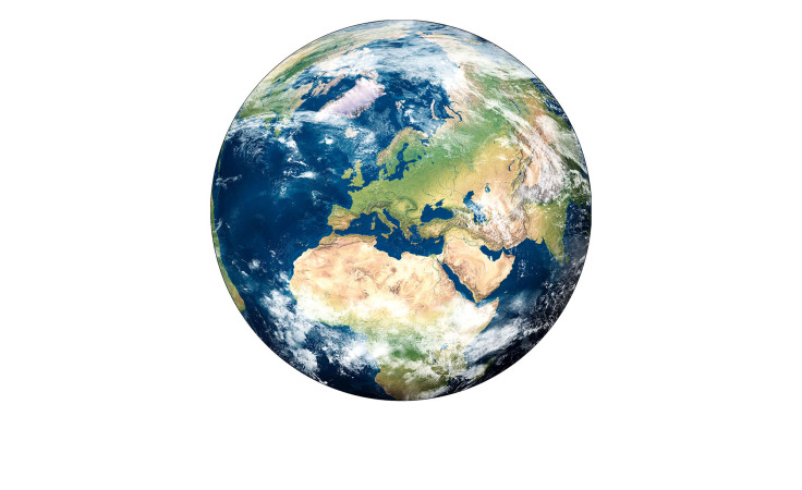 Das Alubild The Earth 100 cm von Pro-Art zeigt Europa, Afrika und Asien vor Wolken über Land und Meer.