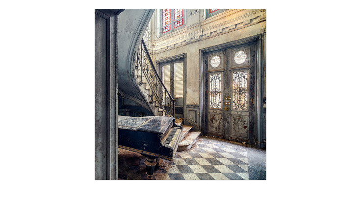 Das Pro-Art Alubild Lost House 100 x 100 cm zeigt einen Flügel, einen karierten Fußboden und Wandkunst aus Metall an verschnörkelten Türen.