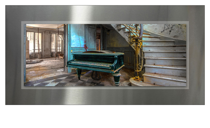 Das Pro-Art Alubild Lost House 50 x 100 cm zeigt ein verstaubtes grünes Klavier an einer Marmortreppe mit verschnörkeltem Geländer.
