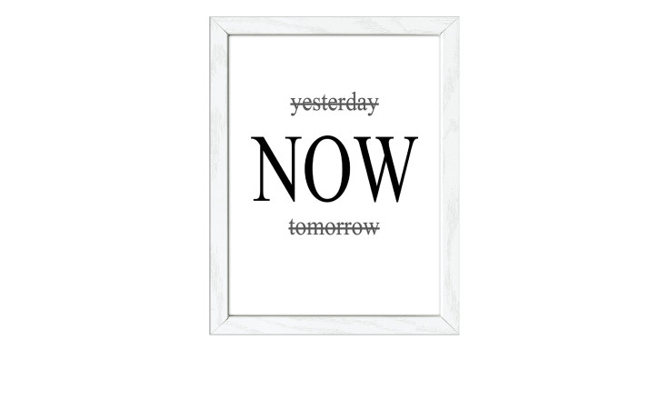 Das Pro-Art Rahmenbild Now 24 x 19 cm zeigt JETZT fettgedruckt mit gestern und morgen durchgestrichen auf MDF oder Glas.