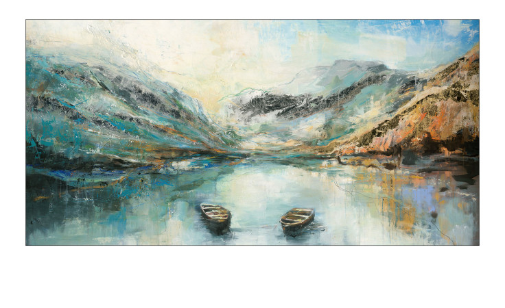 Zwei Ruderboote treiben auf einem ruhigen See mit nebligen Bergen, wie auf dem Pro-Art Handgemälde Bergseeidylle 90x180 cm zu sehen.