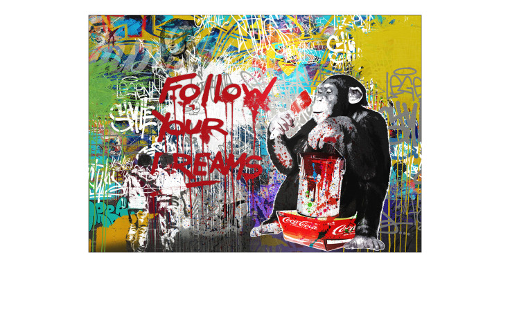 Ein Schimpanse trinkt Coca-Cola, bevor er das Graffiti "Follow Our Dreams" auf das Pro-Art Alubild Monkey Dream 70x100 cm schreibt.